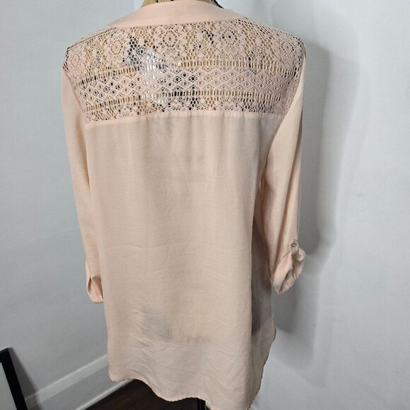 NWT Express Pale Pink Lace Cut Out Shoulder V-neck Blouse Medium - Picture 3 of 8